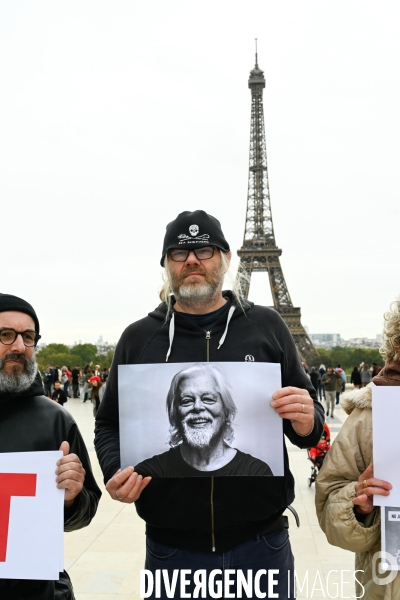 Rassemblement Sea Shepherd en soutien à Paul Watson, à Paris Trocadero.