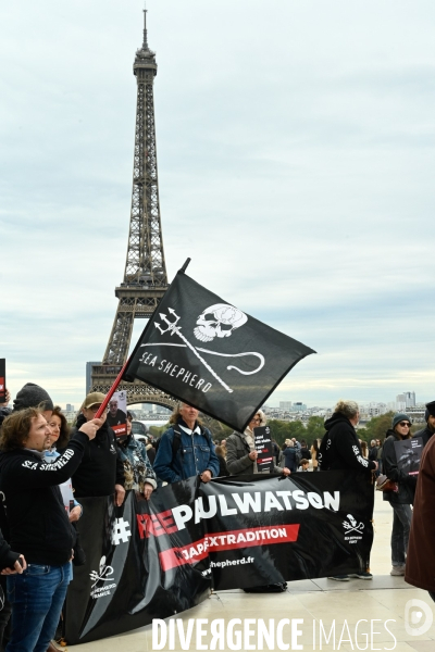 Rassemblement Sea Shepherd en soutien à Paul Watson, à Paris Trocadero.
