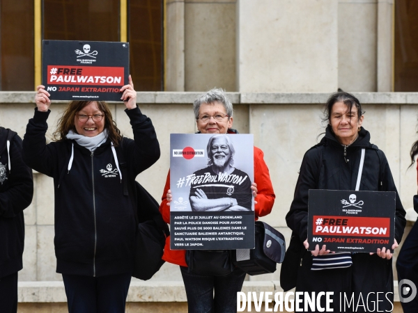 Rassemblement Sea Shepherd en soutien à Paul Watson, à Paris Trocadero.