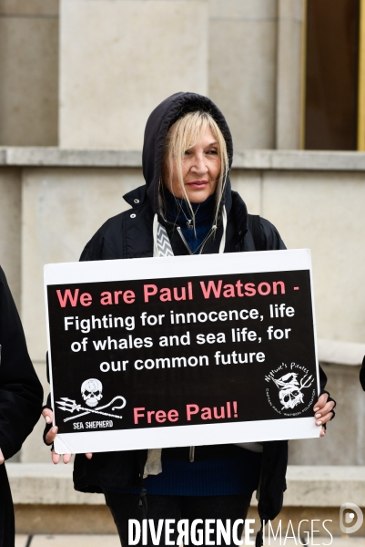 Rassemblement Sea Shepherd en soutien à Paul Watson, à Paris Trocadero.