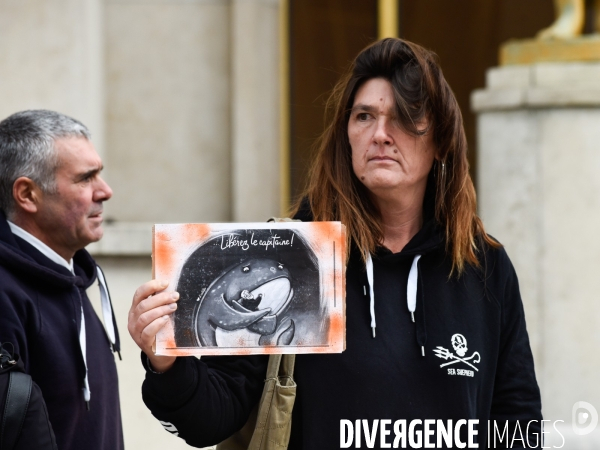 Rassemblement Sea Shepherd en soutien à Paul Watson, à Paris Trocadero.