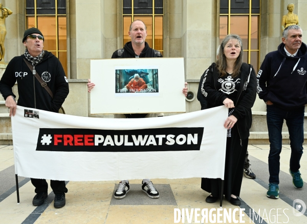 Rassemblement Sea Shepherd en soutien à Paul Watson, à Paris Trocadero.