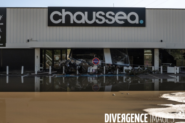 Apres les inondations - zone commerciale de Givors