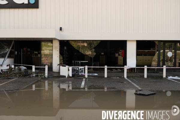 Apres les inondations - zone commerciale de Givors