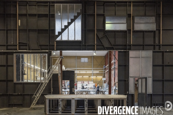 Construction du décor du Suicidé de Nikolaï Erdman, dans les Ateliers de la Comédie Française, à Sarcelles