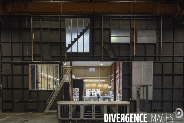 Construction du décor du  Suicidé  de Nikolaï Erdman, dans les Ateliers de la Comédie Française, à Sarcelles