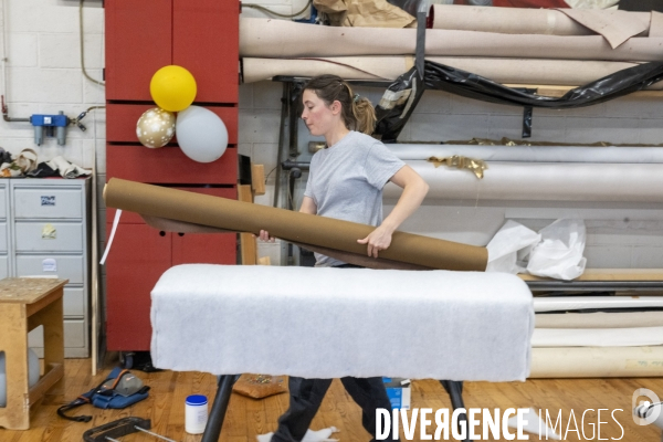 Construction du décor du Suicidé de Nikolaï Erdman, dans les Ateliers de la Comédie Française, à Sarcelles