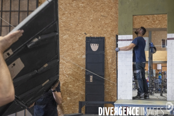 Construction du décor du  Suicidé  de Nikolaï Erdman, dans les Ateliers de la Comédie Française, à Sarcelles