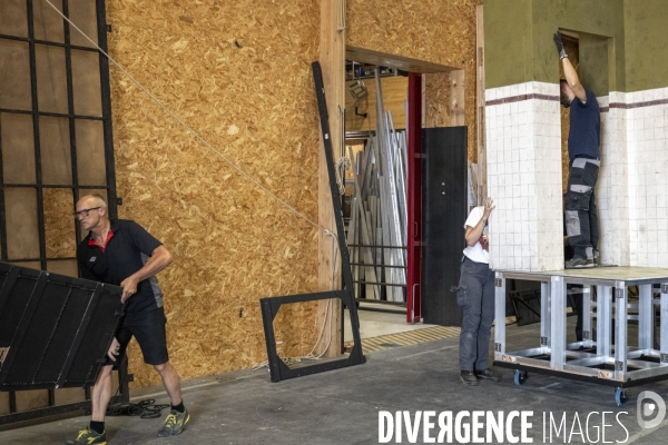 Construction du décor du Suicidé de Nikolaï Erdman, dans les Ateliers de la Comédie Française, à Sarcelles