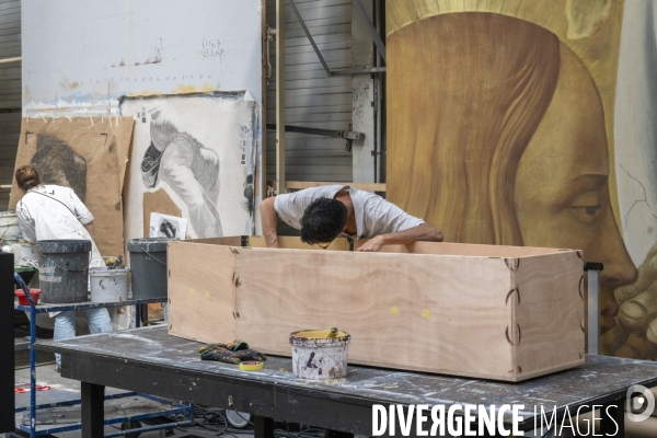 Construction du décor du Suicidé de Nikolaï Erdman, dans les Ateliers de la Comédie Française, à Sarcelles