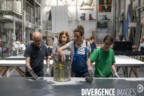 Construction du décor du Suicidé de Nikolaï Erdman, dans les Ateliers de la Comédie Française, à Sarcelles