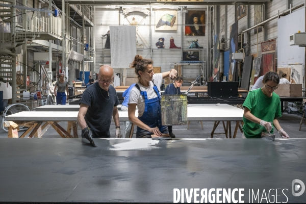 Construction du décor du  Suicidé  de Nikolaï Erdman, dans les Ateliers de la Comédie Française, à Sarcelles