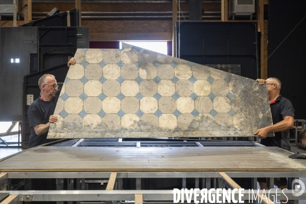 Construction du décor du  Suicidé  de Nikolaï Erdman, dans les Ateliers de la Comédie Française, à Sarcelles