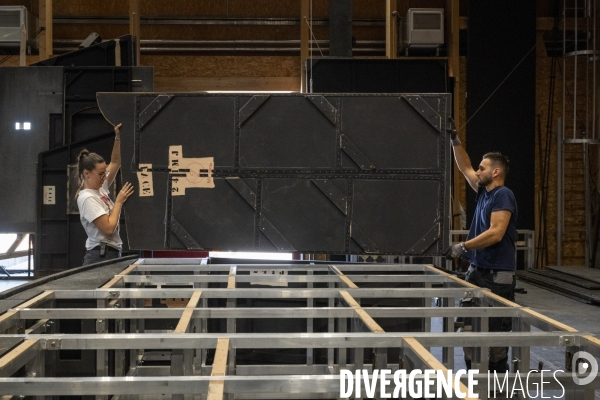 Construction du décor du Suicidé de Nikolaï Erdman, dans les Ateliers de la Comédie Française, à Sarcelles