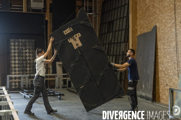 Construction du décor du Suicidé de Nikolaï Erdman, dans les Ateliers de la Comédie Française, à Sarcelles