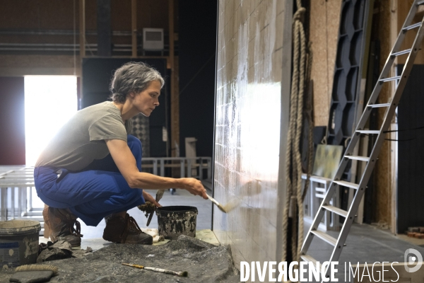 Construction du décor du Suicidé de Nikolaï Erdman, dans les Ateliers de la Comédie Française, à Sarcelles