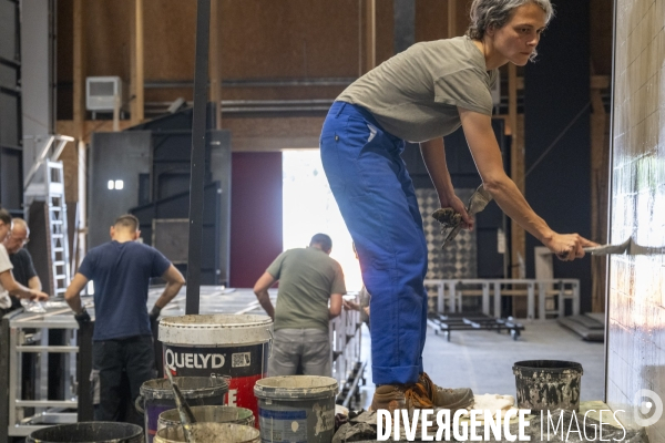 Construction du décor du Suicidé de Nikolaï Erdman, dans les Ateliers de la Comédie Française, à Sarcelles