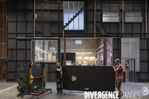 Construction du décor du  Suicidé  de Nikolaï Erdman, dans les Ateliers de la Comédie Française, à Sarcelles