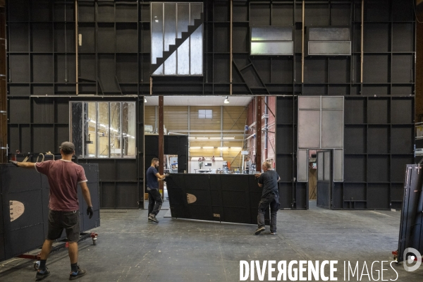 Construction du décor du Suicidé de Nikolaï Erdman, dans les Ateliers de la Comédie Française, à Sarcelles