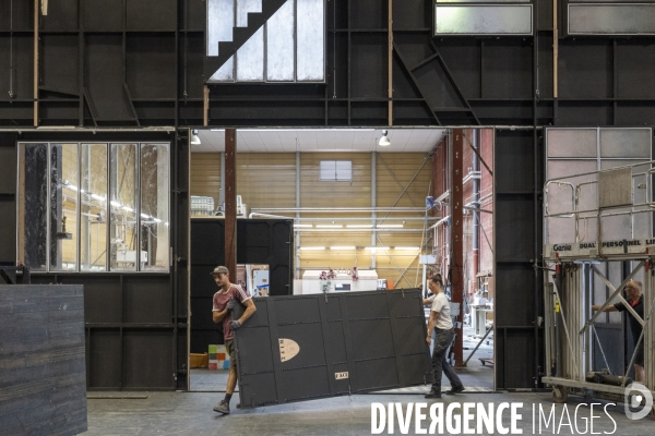 Construction du décor du  Suicidé  de Nikolaï Erdman, dans les Ateliers de la Comédie Française, à Sarcelles