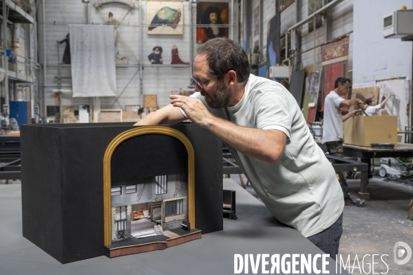 Construction du décor du  Suicidé  de Nikolaï Erdman, dans les Ateliers de la Comédie Française, à Sarcelles