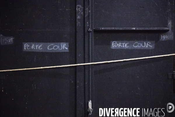 Montage du décor du Suicidé à la Comédie Française, d après Nicolaï Erdman, mise en scène par Stéphane Varupenne. Le décor a ét conçu par Eric Ruf, administateur général du Français.