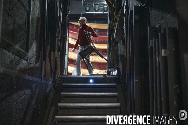 Montage du décor du Suicidé à la Comédie Française, d après Nicolaï Erdman, mise en scène par Stéphane Varupenne. Le décor a ét conçu par Eric Ruf, administateur général du Français.