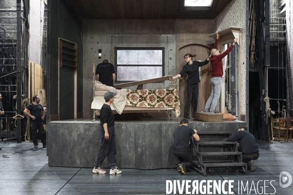 Montage du décor du Suicidé à la Comédie Française, d après Nicolaï Erdman, mise en scène par Stéphane Varupenne. Le décor a ét conçu par Eric Ruf, administateur général du Français.