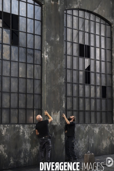 Montage du décor du Suicidé à la Comédie Française, d après Nicolaï Erdman, mise en scène par Stéphane Varupenne. Le décor a ét conçu par Eric Ruf, administateur général du Français.