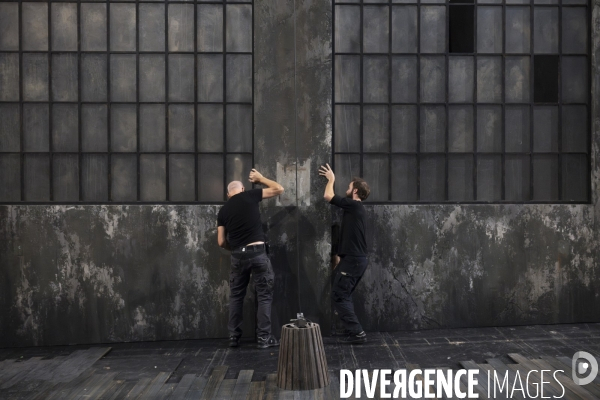 Montage du décor du Suicidé à la Comédie Française, d après Nicolaï Erdman, mise en scène par Stéphane Varupenne. Le décor a ét conçu par Eric Ruf, administateur général du Français.