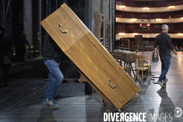 Montage du décor du Suicidé à la Comédie Française, d après Nicolaï Erdman, mise en scène par Stéphane Varupenne. Le décor a ét conçu par Eric Ruf, administateur général du Français.