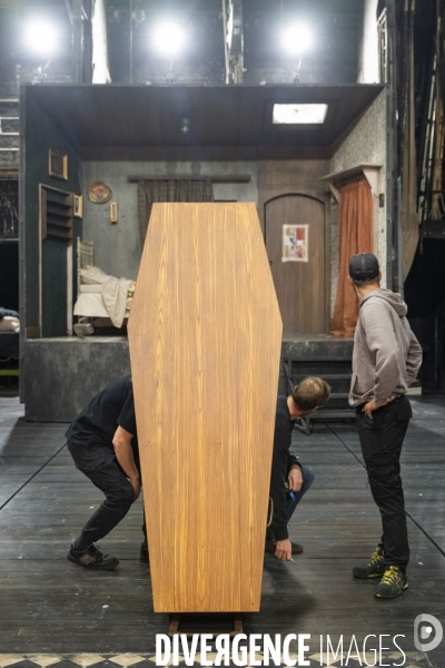 Montage du décor du  Suicidé  à la Comédie Française, d après Nicolaï Erdman, mise en scène par Stéphane Varupenne. Le décor a ét conçu par Eric Ruf, administateur général du Français.