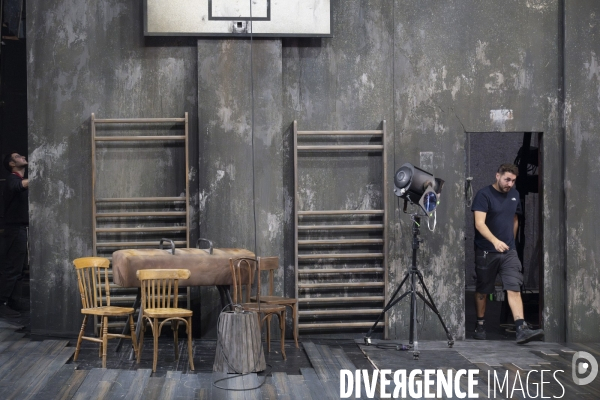 Montage du décor du Suicidé à la Comédie Française, d après Nicolaï Erdman, mise en scène par Stéphane Varupenne. Le décor a ét conçu par Eric Ruf, administateur général du Français.