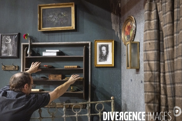 Montage du décor du  Suicidé  à la Comédie Française, d après Nicolaï Erdman, mise en scène par Stéphane Varupenne. Le décor a ét conçu par Eric Ruf, administateur général du Français.