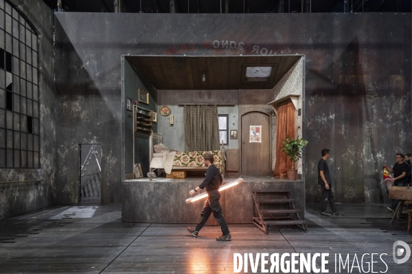 Montage du décor du  Suicidé  à la Comédie Française, d après Nicolaï Erdman, mise en scène par Stéphane Varupenne. Le décor a ét conçu par Eric Ruf, administateur général du Français.