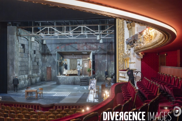 Montage du décor du Suicidé à la Comédie Française, d après Nicolaï Erdman, mise en scène par Stéphane Varupenne. Le décor a ét conçu par Eric Ruf, administateur général du Français.