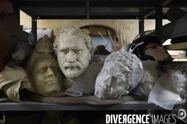 Montage du décor du  Suicidé  à la Comédie Française, d après Nicolaï Erdman, mise en scène par Stéphane Varupenne. Le décor a ét conçu par Eric Ruf, administateur général du Français.