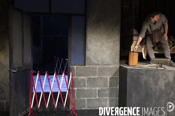 Montage du décor du  Suicidé  à la Comédie Française, d après Nicolaï Erdman, mise en scène par Stéphane Varupenne. Le décor a ét conçu par Eric Ruf, administateur général du Français.