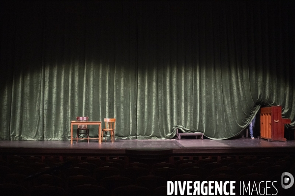 Montage du décor du  Suicidé  à la Comédie Française, d après Nicolaï Erdman, mise en scène par Stéphane Varupenne. Le décor a ét conçu par Eric Ruf, administateur général du Français.