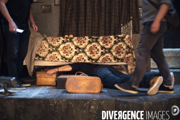 Montage du décor du  Suicidé  à la Comédie Française, d après Nicolaï Erdman, mise en scène par Stéphane Varupenne. Le décor a ét conçu par Eric Ruf, administateur général du Français.