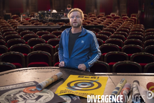 Montage du décor du  Suicidé  à la Comédie Française, d après Nicolaï Erdman, mise en scène par Stéphane Varupenne. Le décor a ét conçu par Eric Ruf, administateur général du Français.