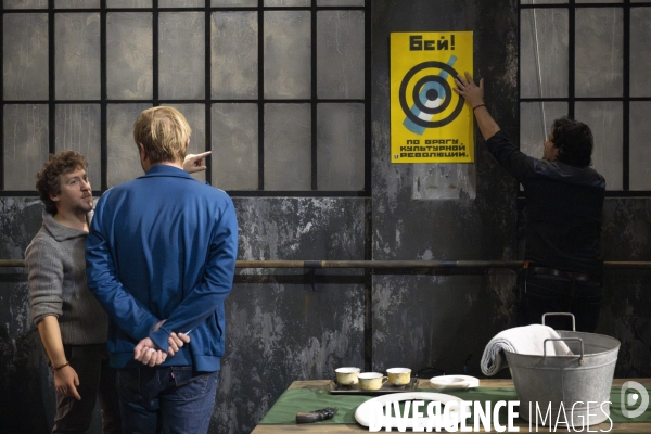 Montage du décor du  Suicidé  à la Comédie Française, d après Nicolaï Erdman, mise en scène par Stéphane Varupenne. Le décor a ét conçu par Eric Ruf, administateur général du Français.