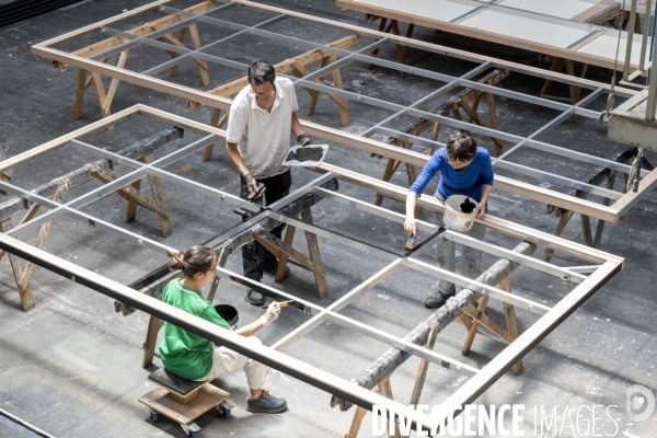 Construction du décor du Suicidé de Nikolaï Erdman, dans les Ateliers de la Comédie Française, à Sarcelles