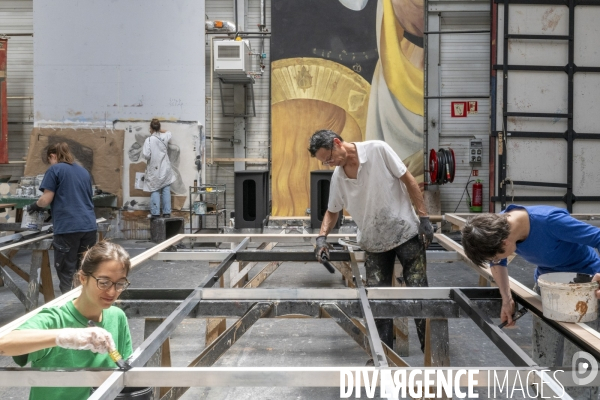 Construction du décor du  Suicidé  de Nikolaï Erdman, dans les Ateliers de la Comédie Française, à Sarcelles