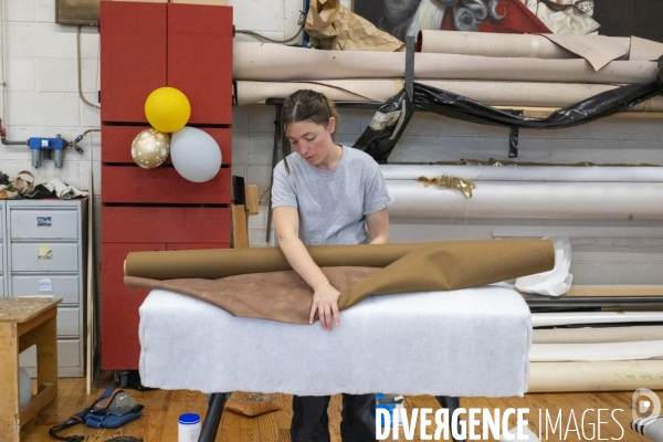 Construction du décor du  Suicidé  de Nikolaï Erdman, dans les Ateliers de la Comédie Française, à Sarcelles