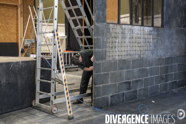 Construction du décor du Suicidé de Nikolaï Erdman, dans les Ateliers de la Comédie Française, à Sarcelles