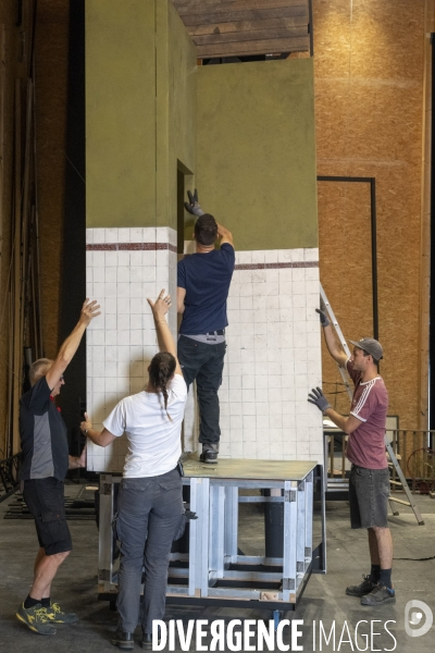 Construction du décor du  Suicidé  de Nikolaï Erdman, dans les Ateliers de la Comédie Française, à Sarcelles