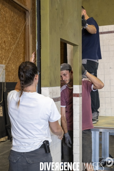 Construction du décor du Suicidé de Nikolaï Erdman, dans les Ateliers de la Comédie Française, à Sarcelles