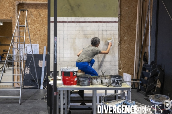 Construction du décor du  Suicidé  de Nikolaï Erdman, dans les Ateliers de la Comédie Française, à Sarcelles