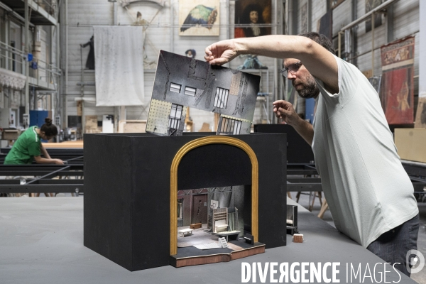 Construction du décor du Suicidé de Nikolaï Erdman, dans les Ateliers de la Comédie Française, à Sarcelles